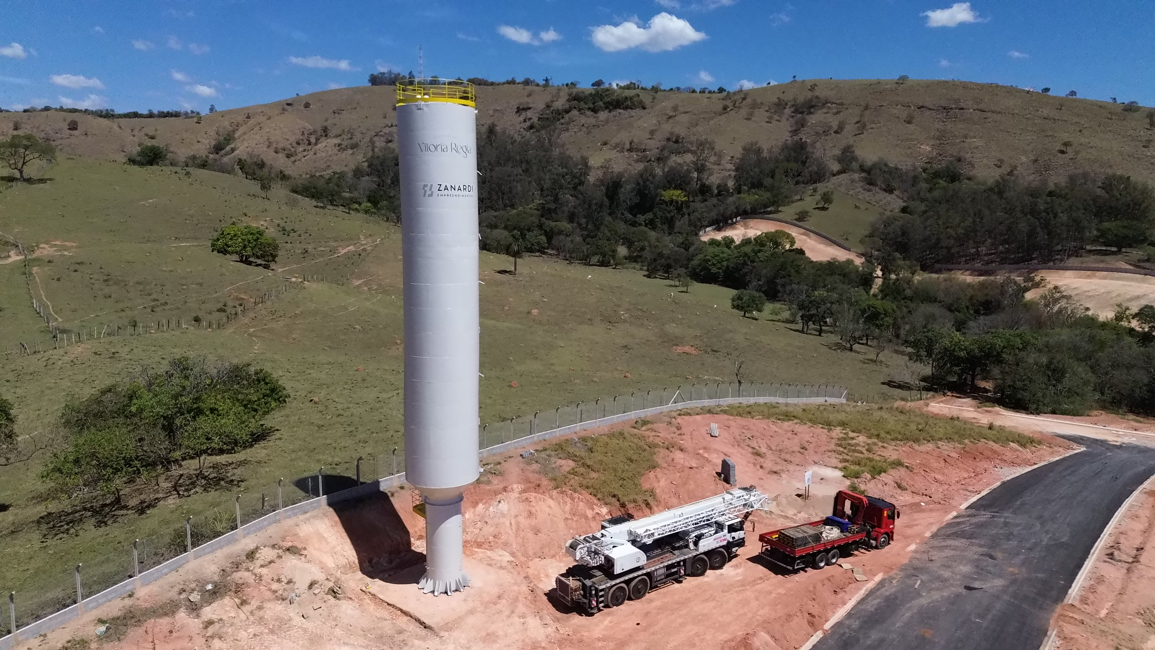 Reservatório de água e infraestrutura do residencial